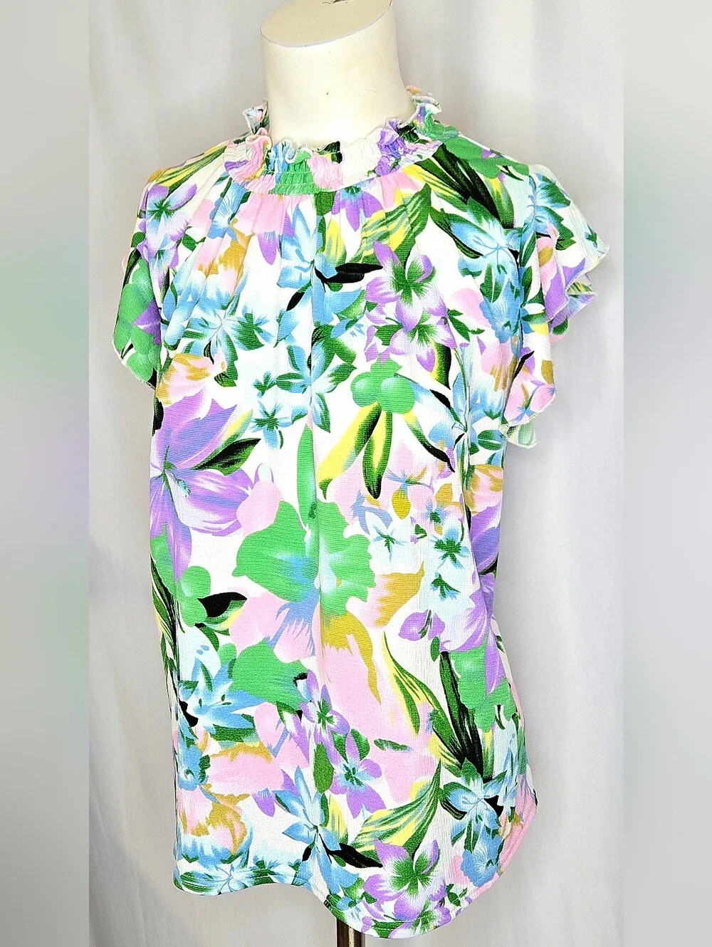 Melloday Watercolor Floral Flutter Sleeves Keyhole Blouse‎ M NWOT
